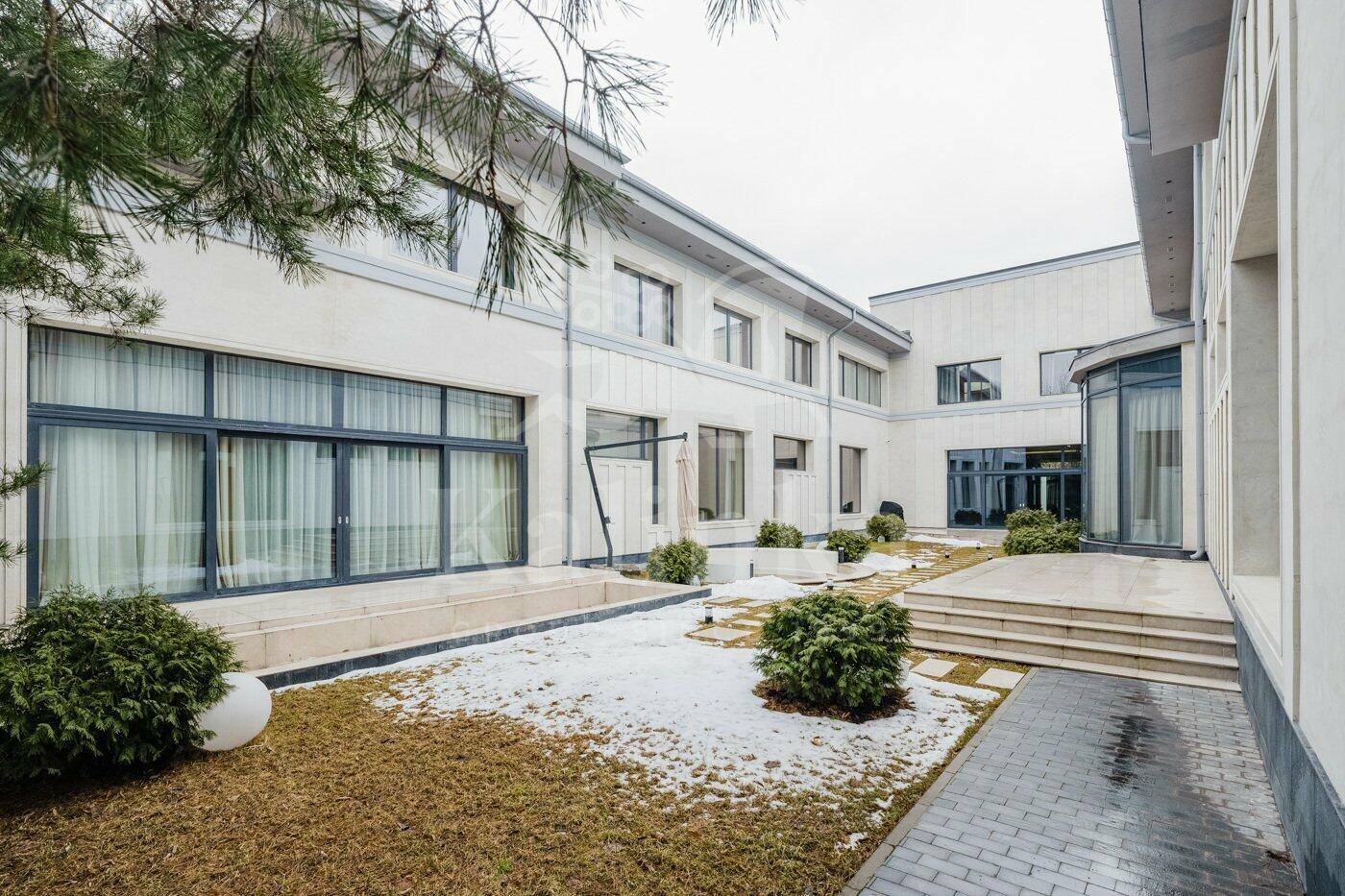 2-этажный коттедж 2 430 м² с отделкой