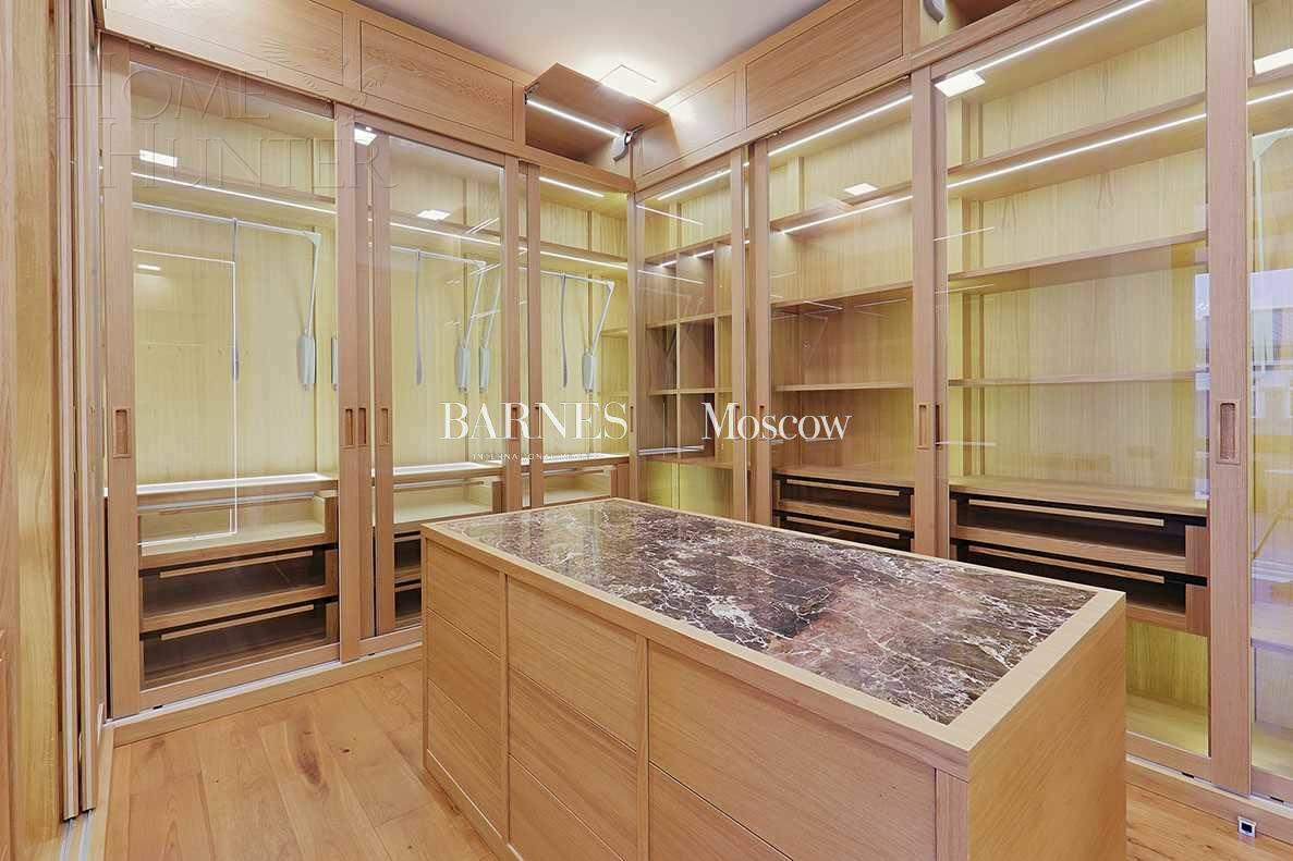 2-этажный коттедж 1 365 м² с отделкой