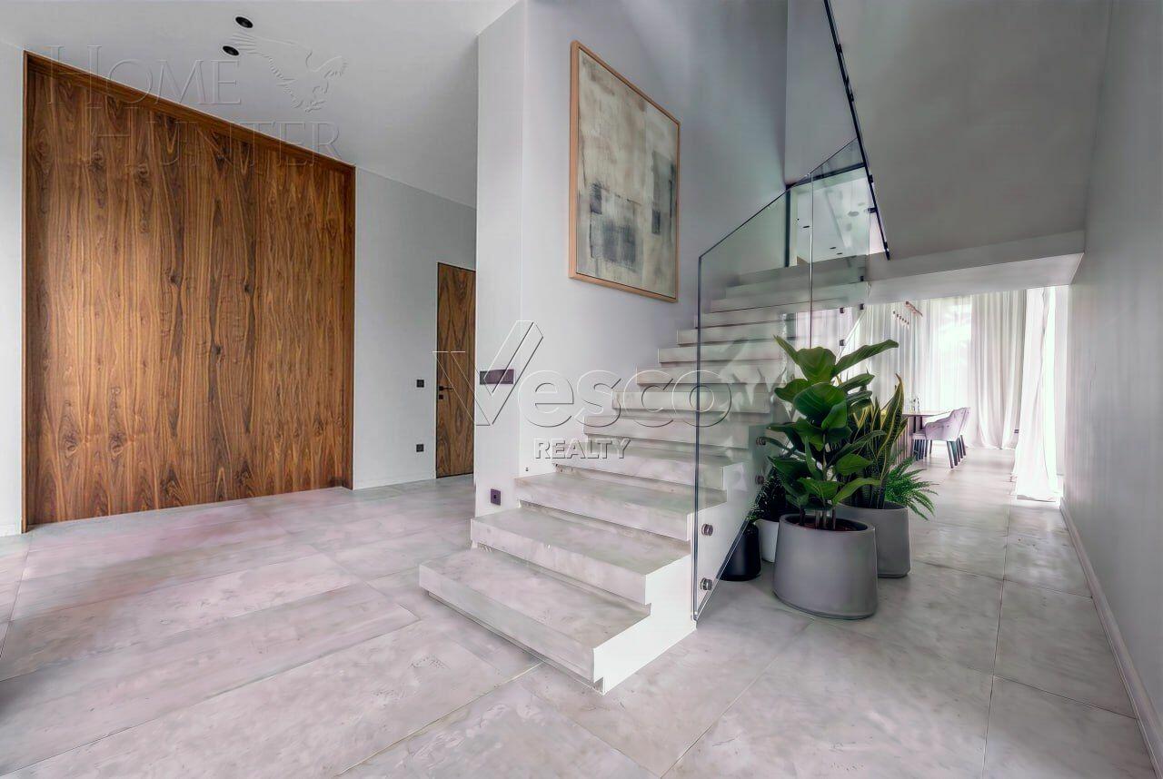 2-этажный коттедж 1 300 м² с отделкой
