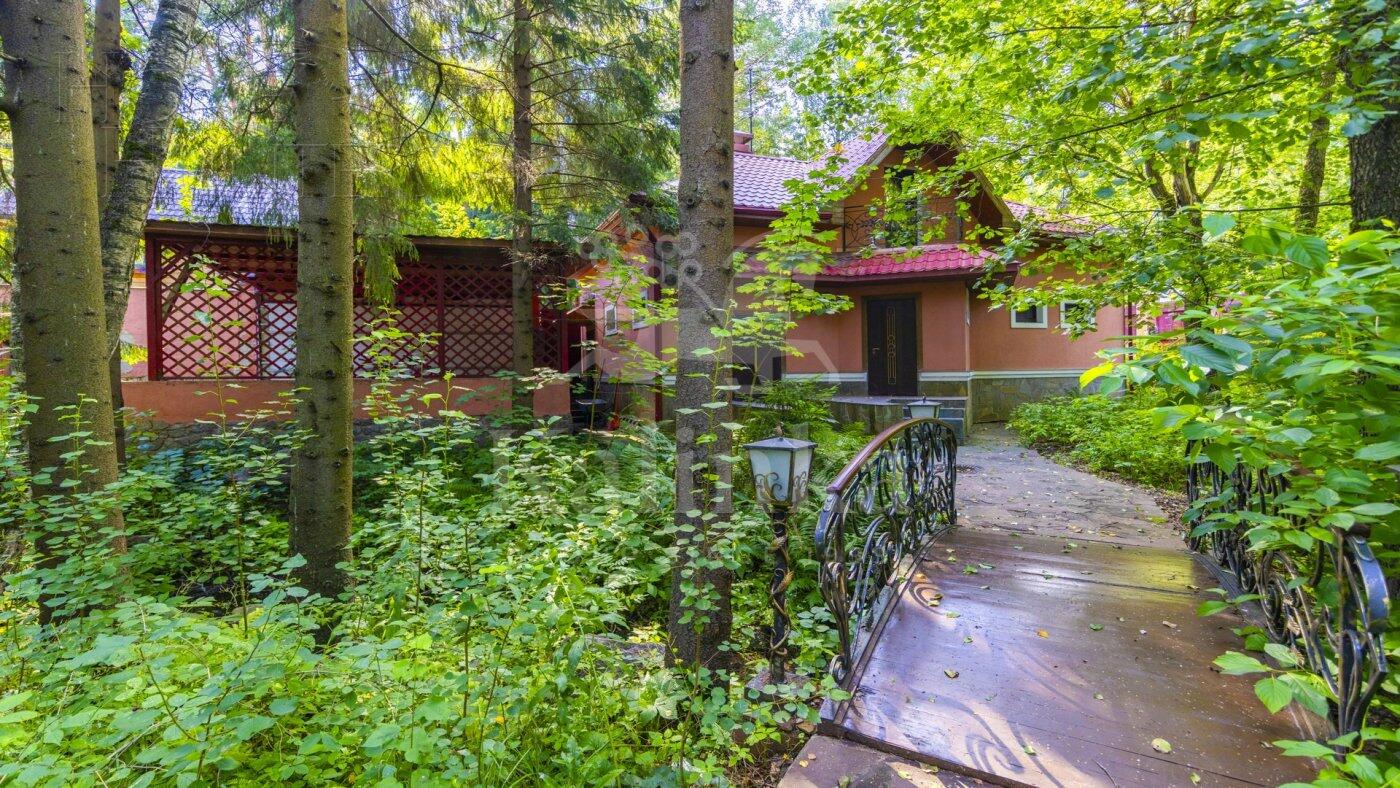 3-этажный коттедж 800 м² с отделкой