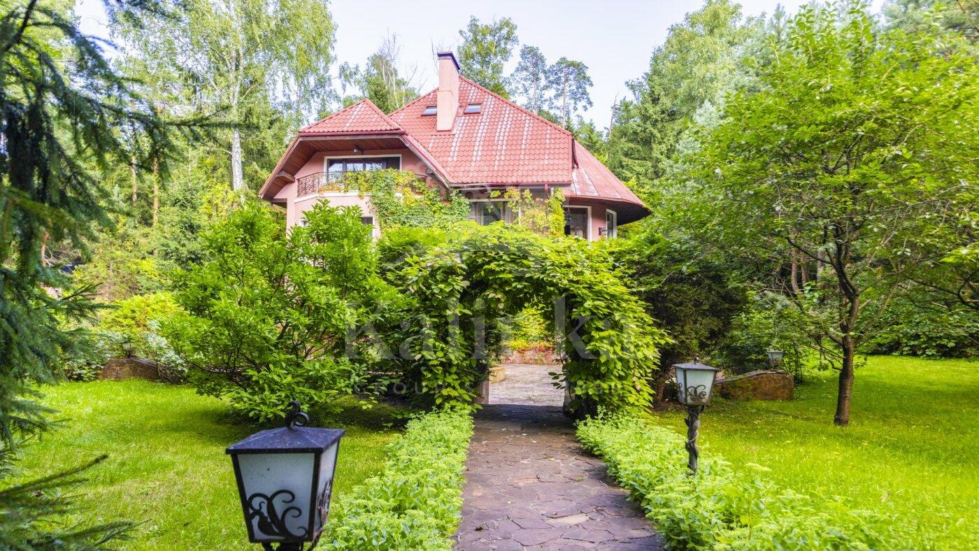 3-этажный коттедж 800 м² с отделкой