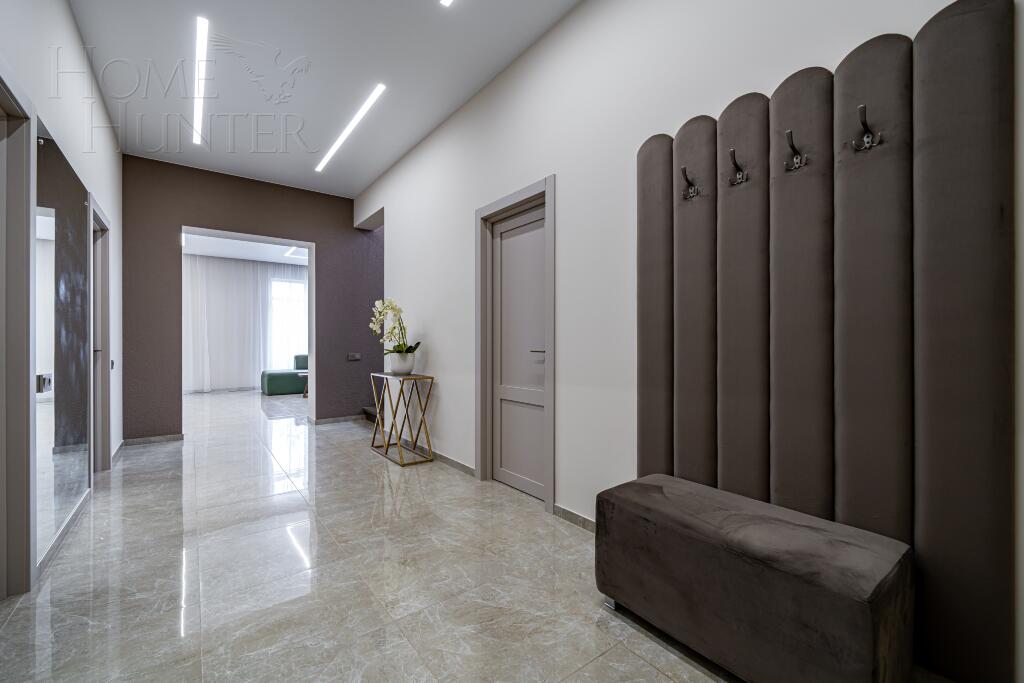 2-этажный коттедж 240 м² с отделкой