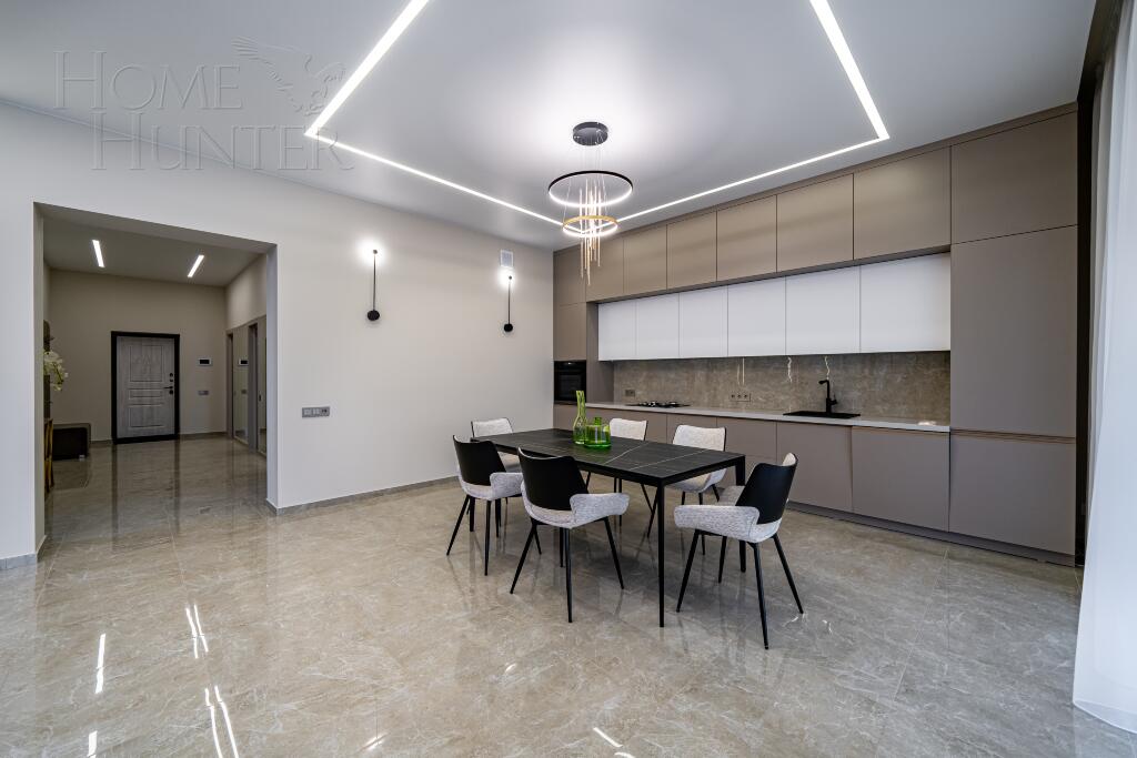 2-этажный коттедж 240 м² с отделкой