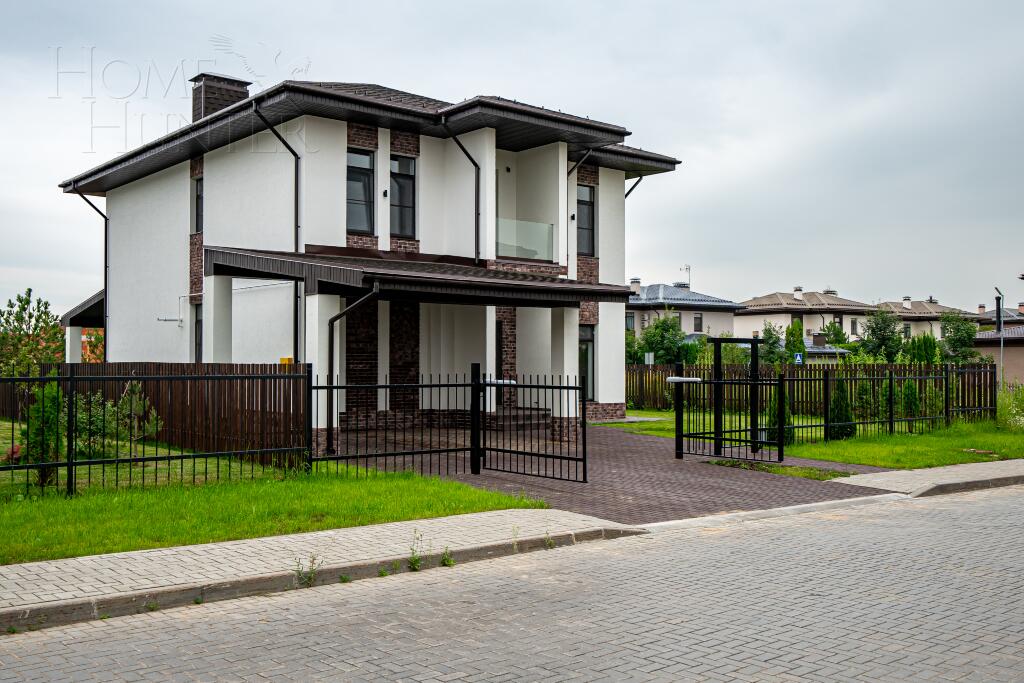 2-этажный коттедж 240 м² с отделкой