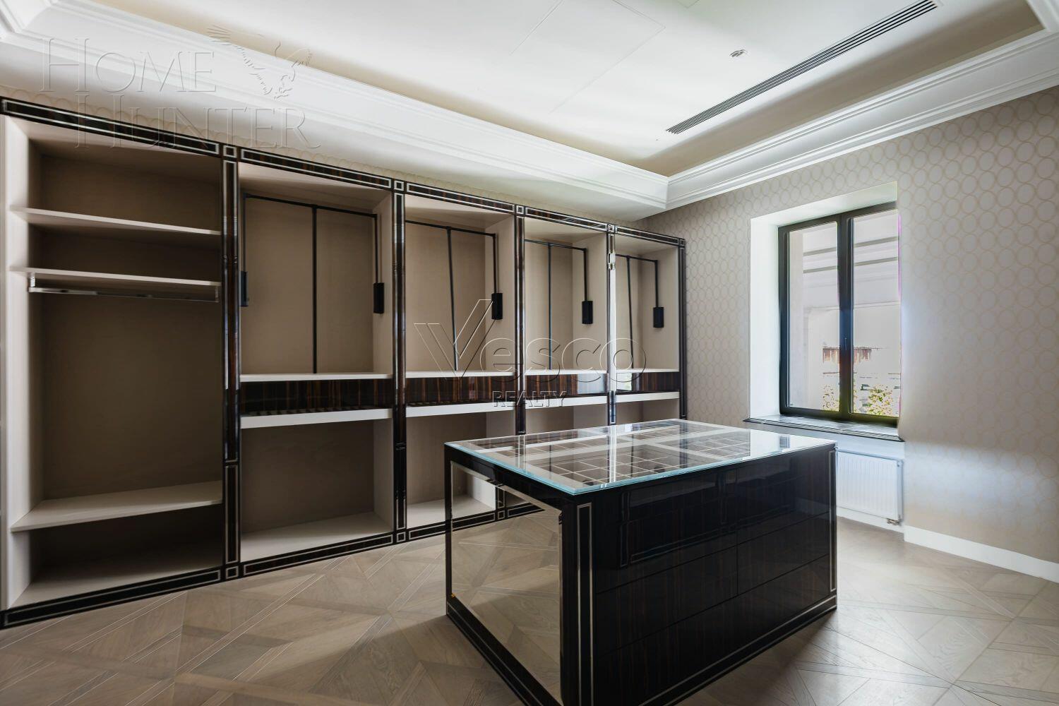 2-этажный коттедж 4 400 м² с отделкой