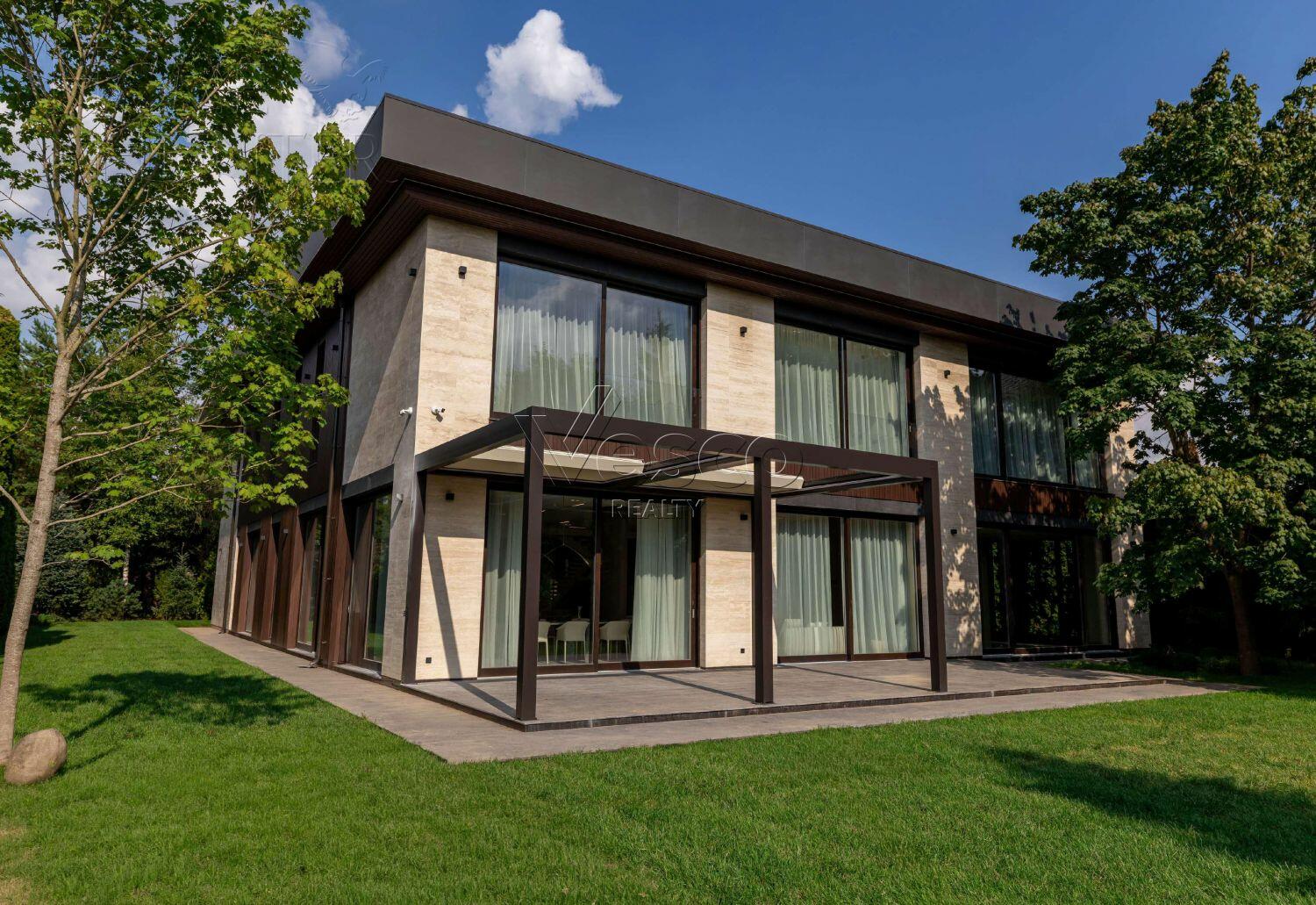 2-этажный коттедж 1 150 м² с отделкой