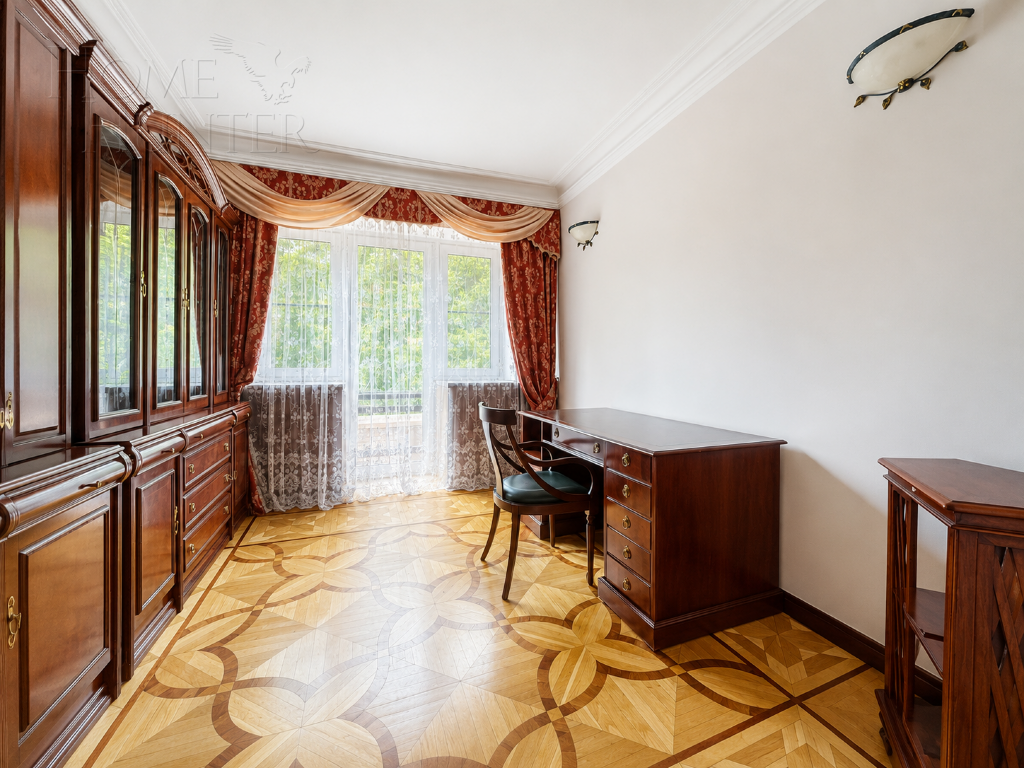 4-этажный коттедж 880 м² с отделкой