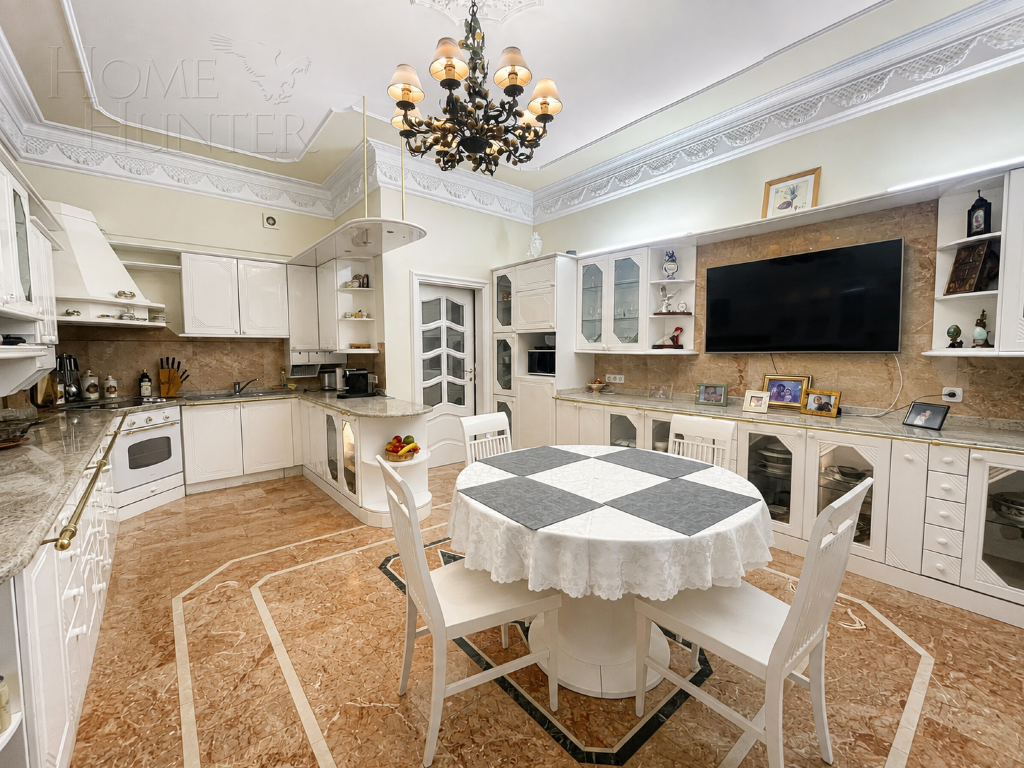 4-этажный коттедж 880 м² с отделкой