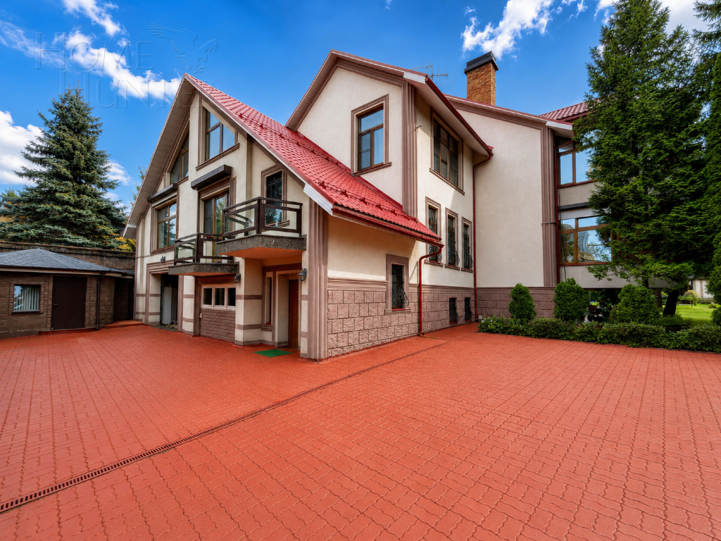 4-этажный коттедж 880 м² с отделкой