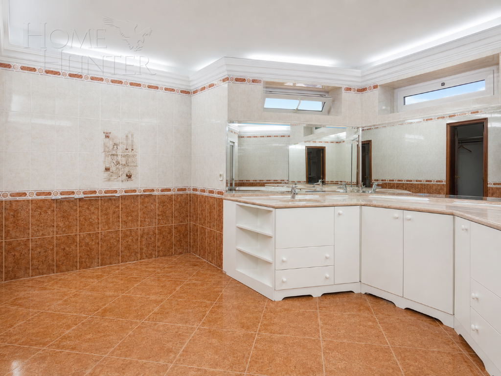 4-этажный коттедж 880 м² с отделкой