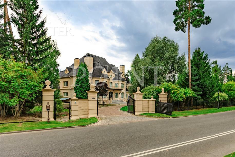 2-этажный коттедж 1 300 м² с отделкой
