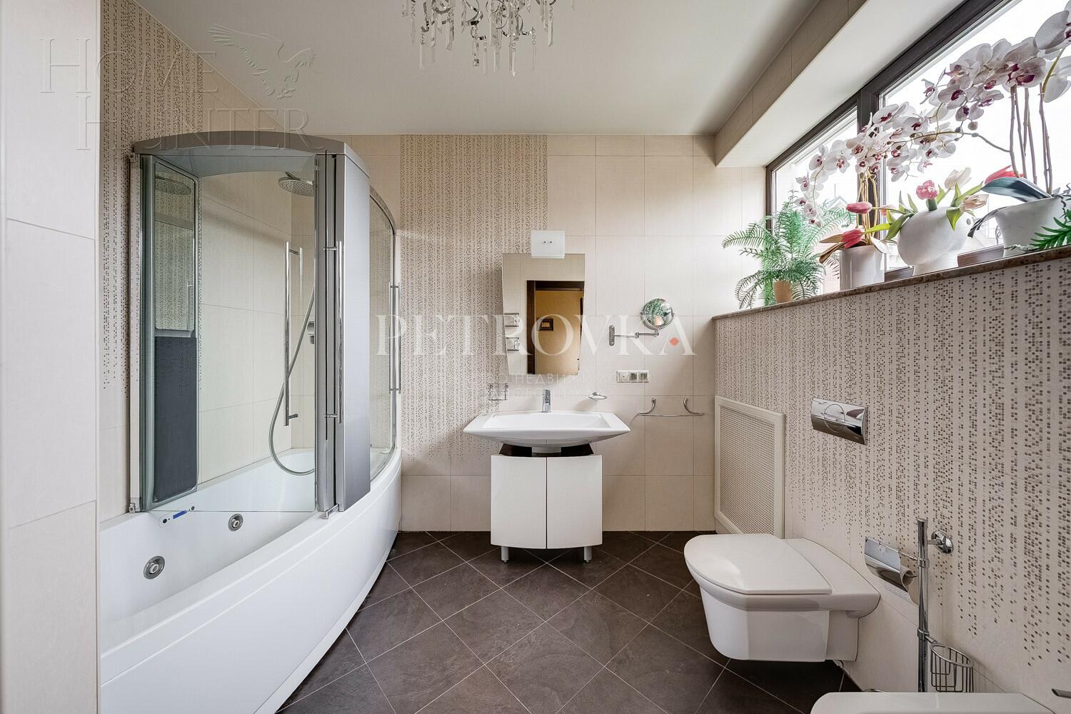 3-этажный таунхаус 210 м² с отделкой