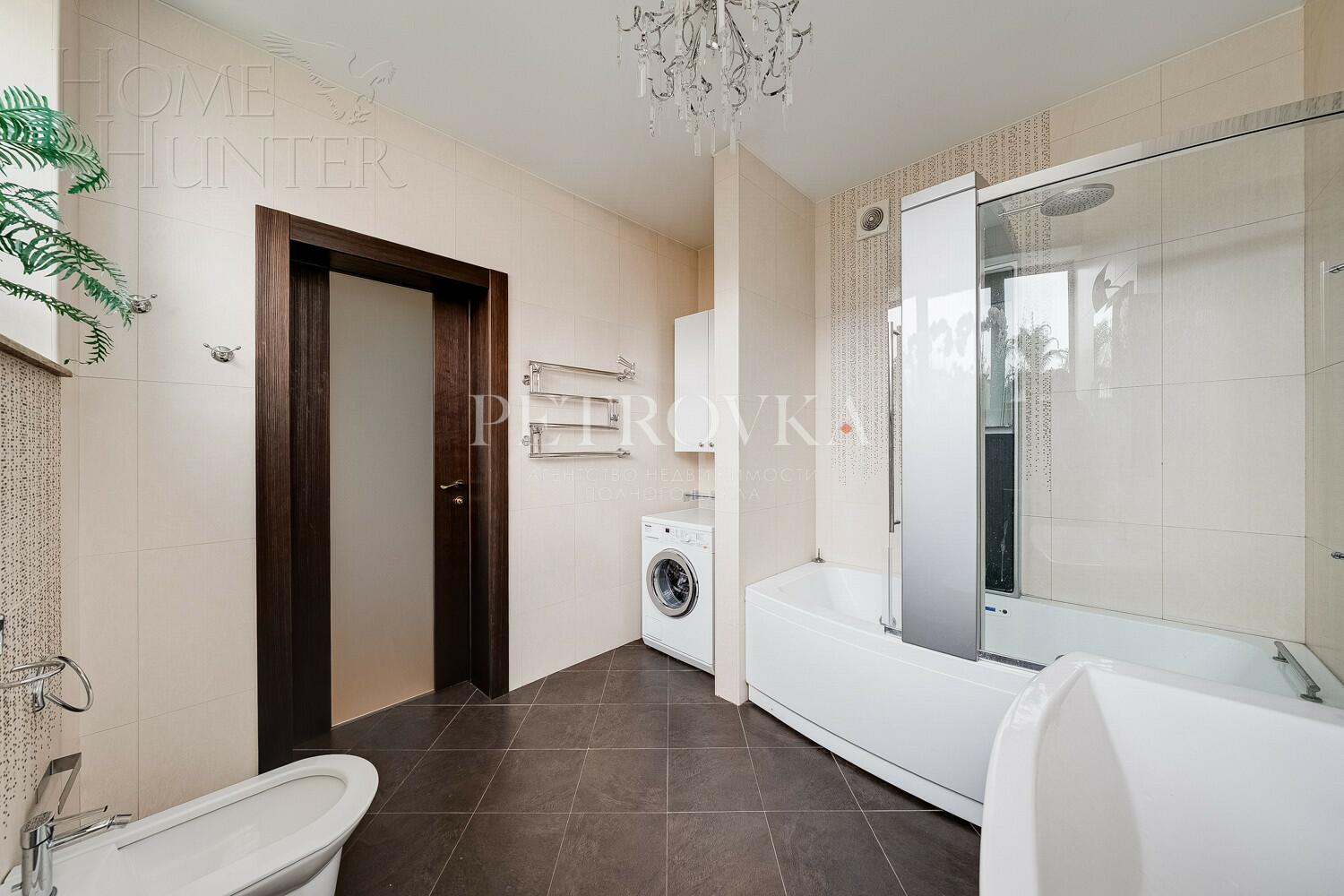 3-этажный таунхаус 210 м² с отделкой