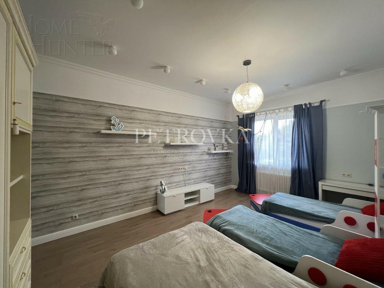 3-этажный таунхаус 320 м² с отделкой