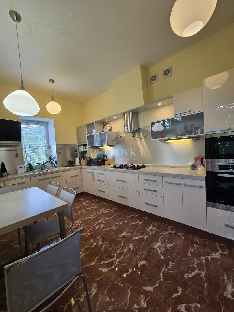 3-этажный коттедж 1 000 м² с отделкой