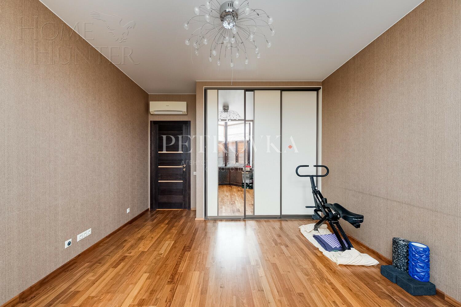 3-этажный таунхаус 210 м² с отделкой