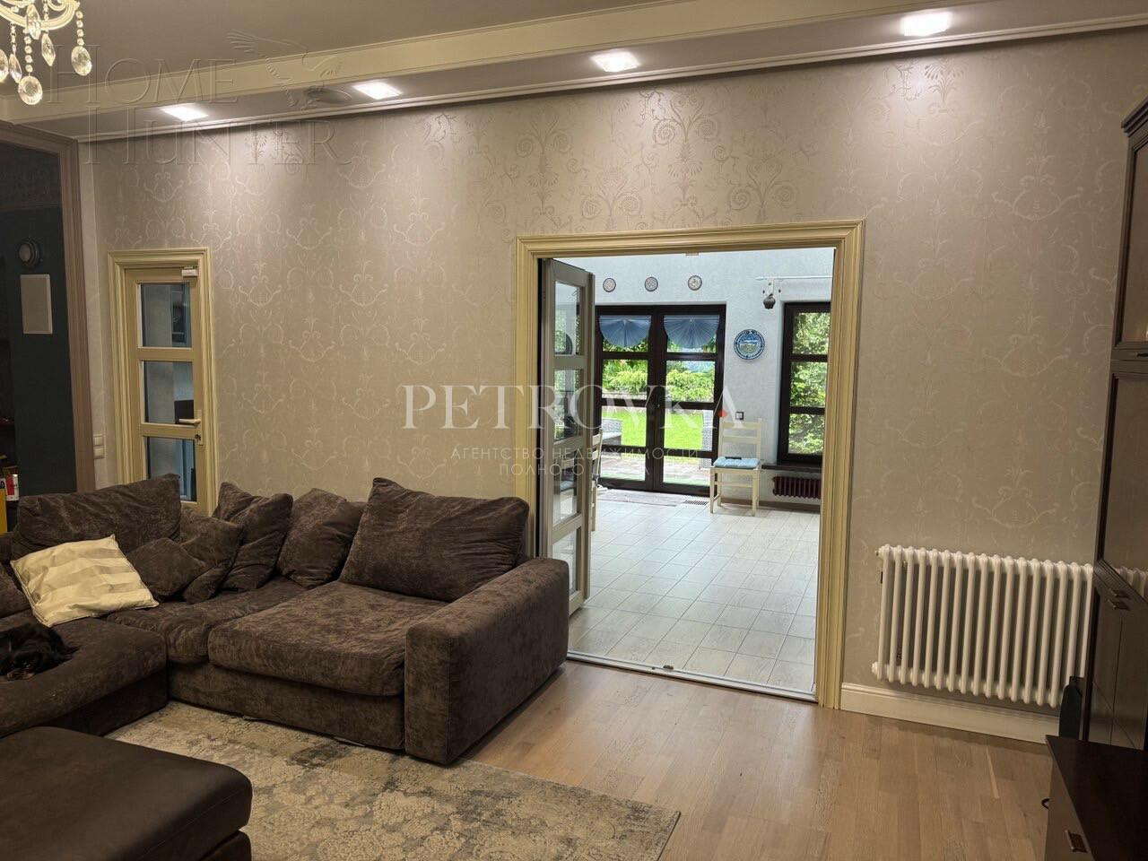 3-этажный таунхаус 320 м² с отделкой