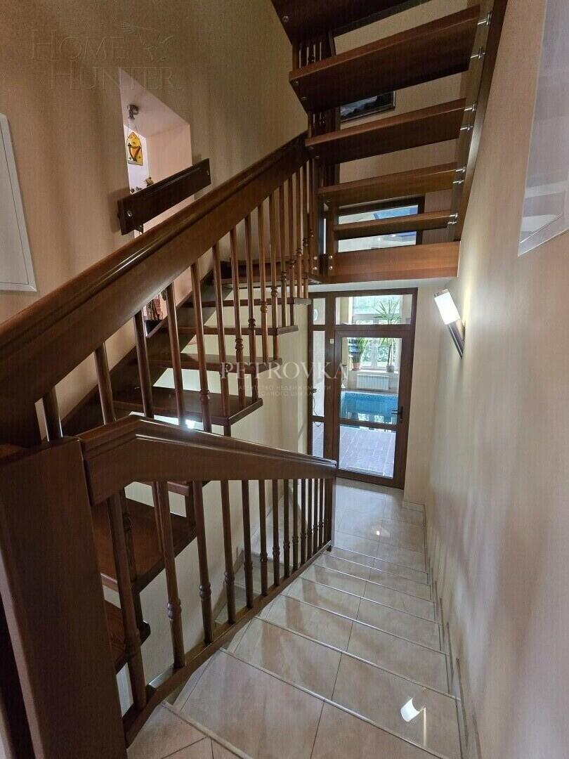 3-этажный коттедж 1 000 м² с отделкой