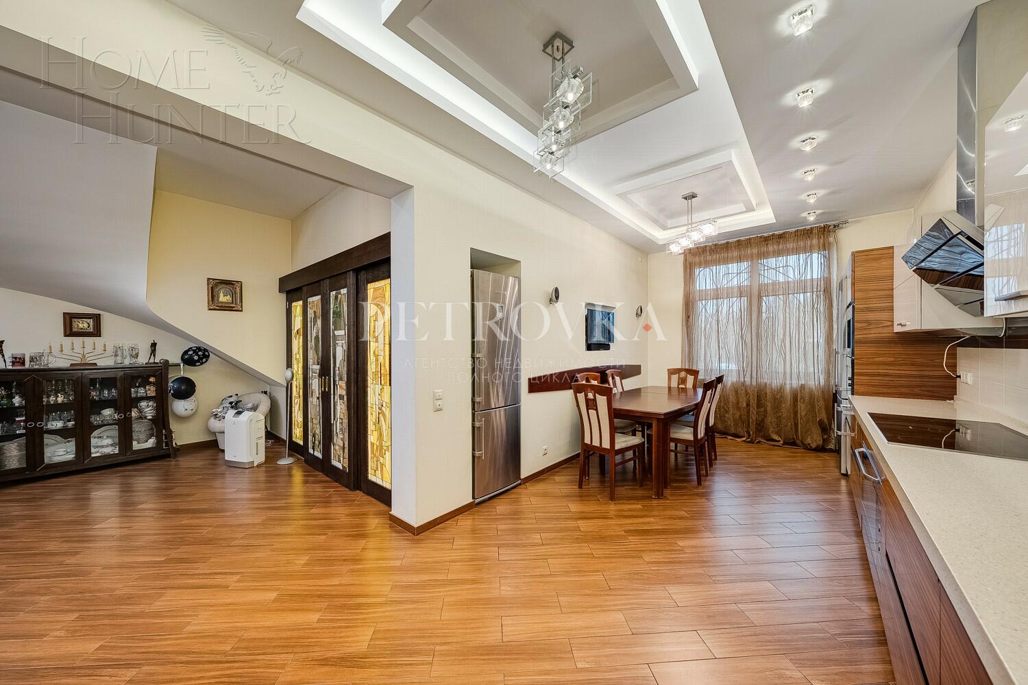 3-этажный таунхаус 210 м² с отделкой