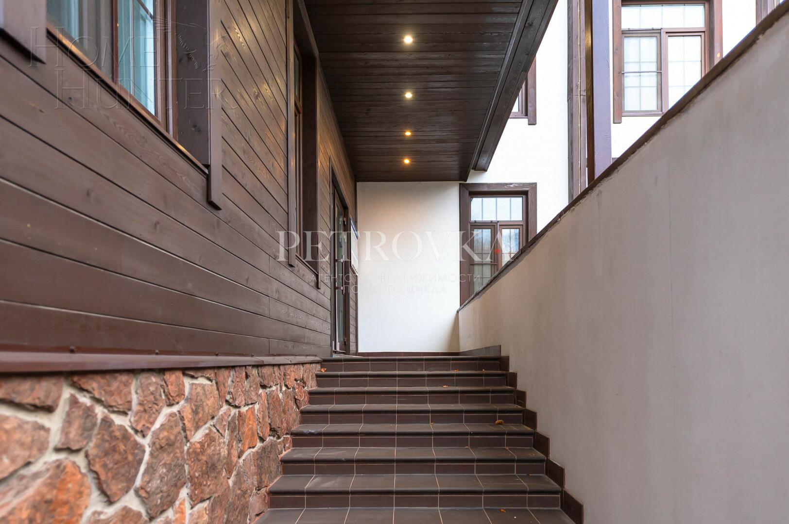 2-этажный коттедж 1 323.9 м² с отделкой