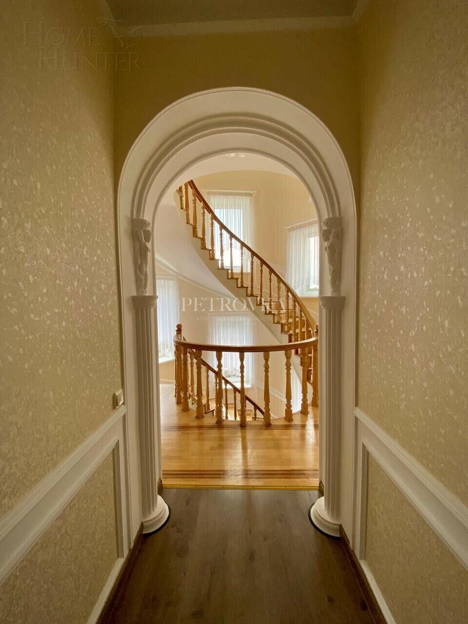 3-этажный коттедж 650 м² с отделкой