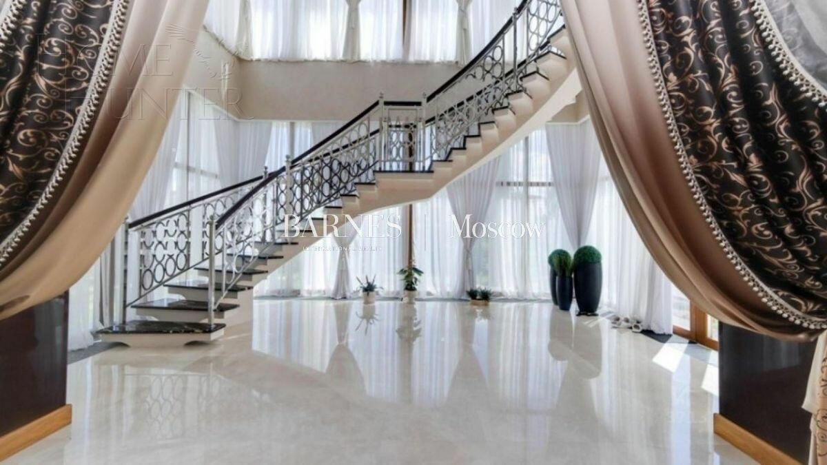 2-этажный коттедж 1 250 м² с отделкой