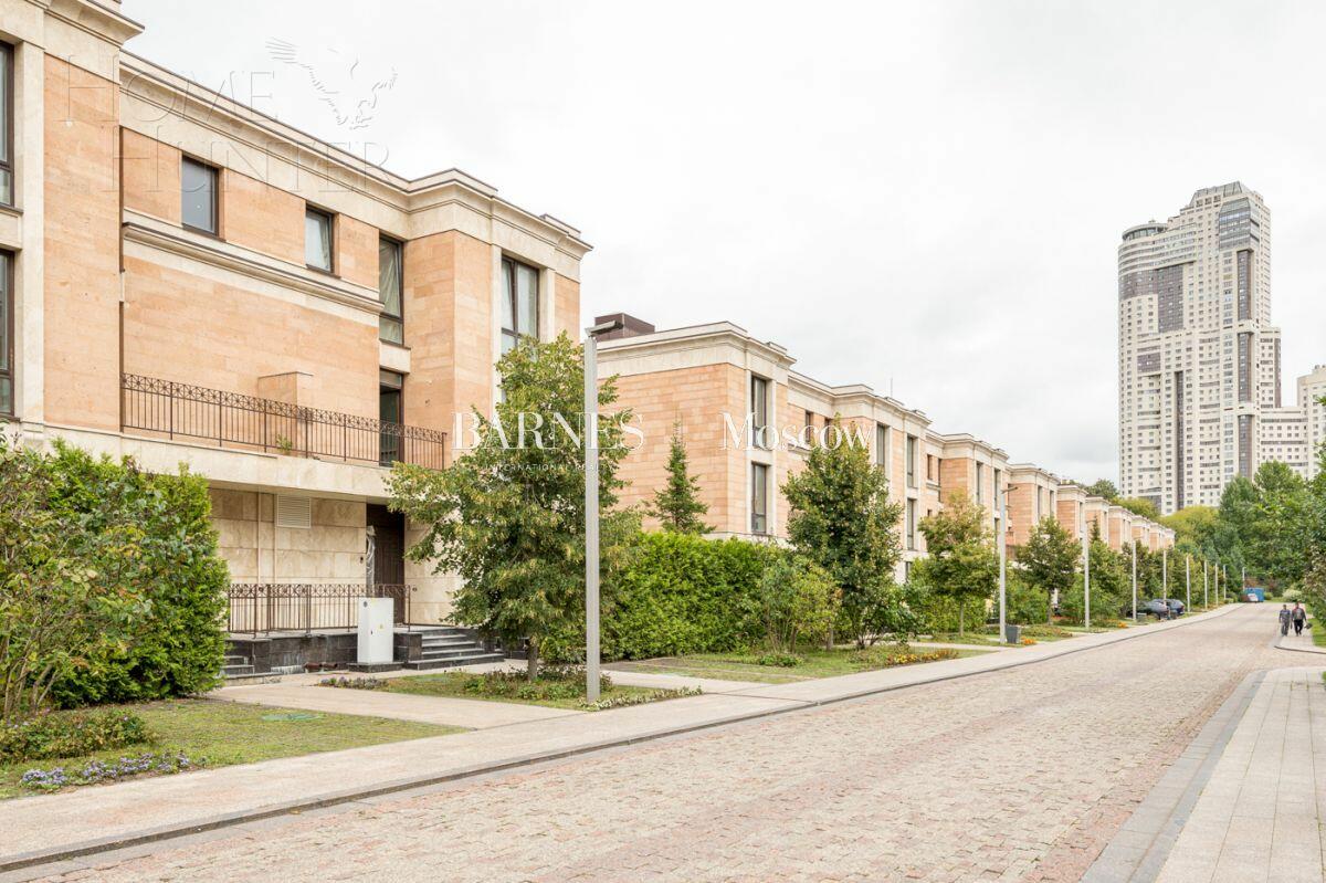 4-УРОВНЕВЫЙ ТАУНХАУС БЕЗ ОТДЕЛКИ 420 М² НА 1 ЭТАЖЕ