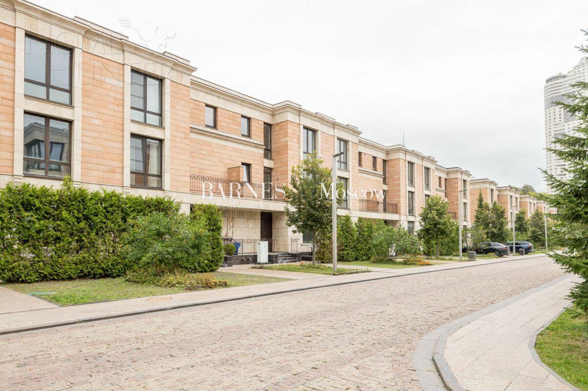 4-УРОВНЕВЫЙ ТАУНХАУС БЕЗ ОТДЕЛКИ 420 М² НА 1 ЭТАЖЕ