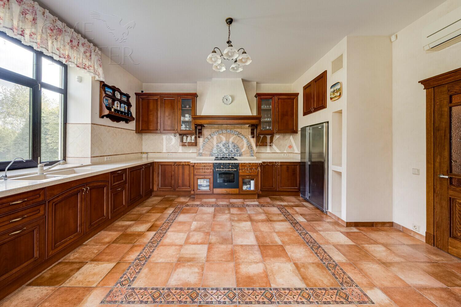2-этажный коттедж 272.2 м² с отделкой