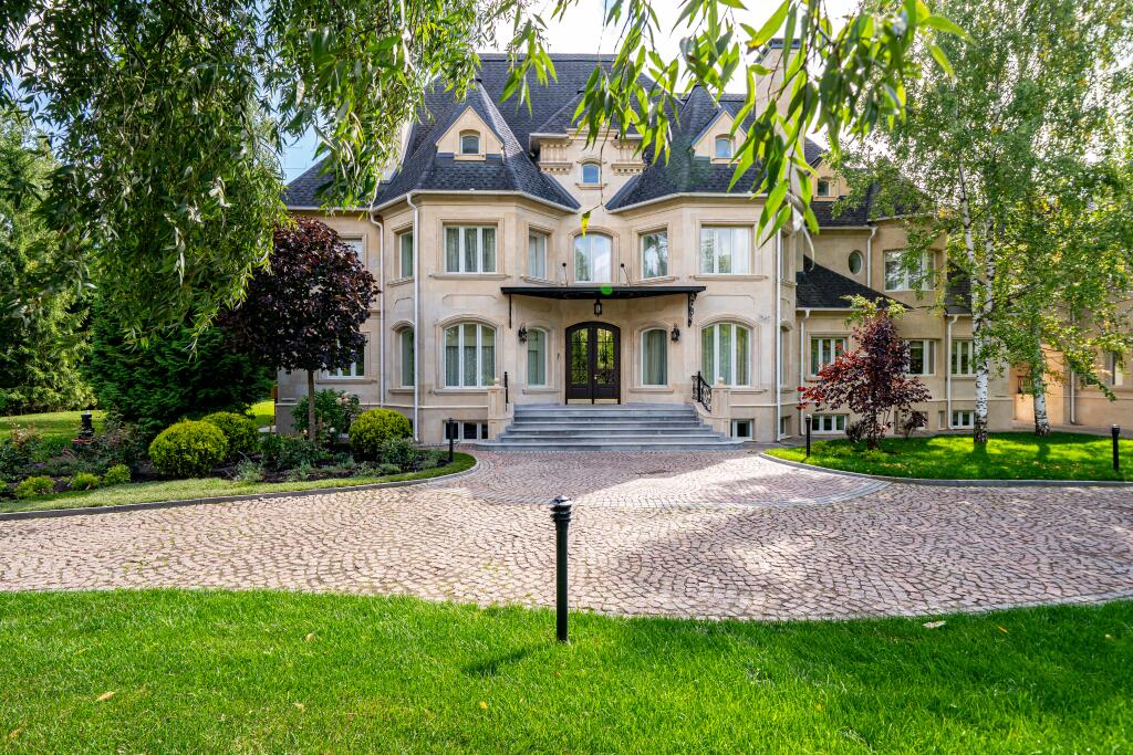 2-этажный коттедж 1 350 м² с отделкой