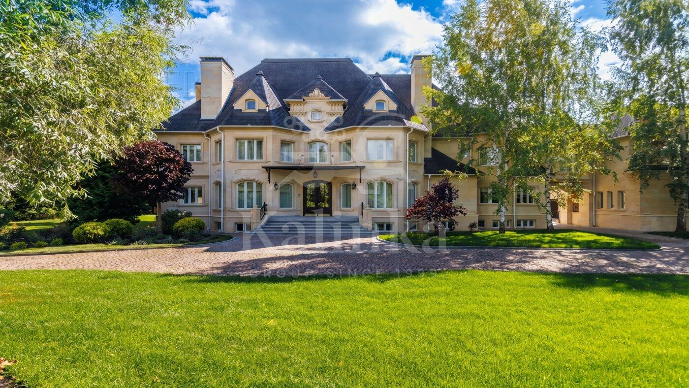 2-этажный коттедж 1 350 м² с отделкой