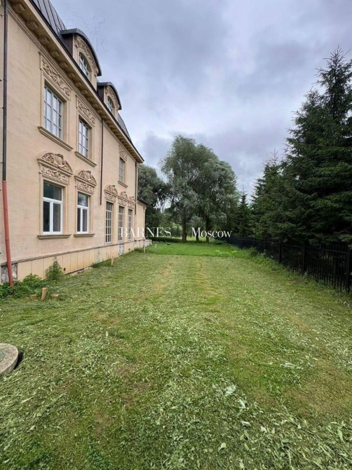 3-этажный коттедж 930 м² без отделки