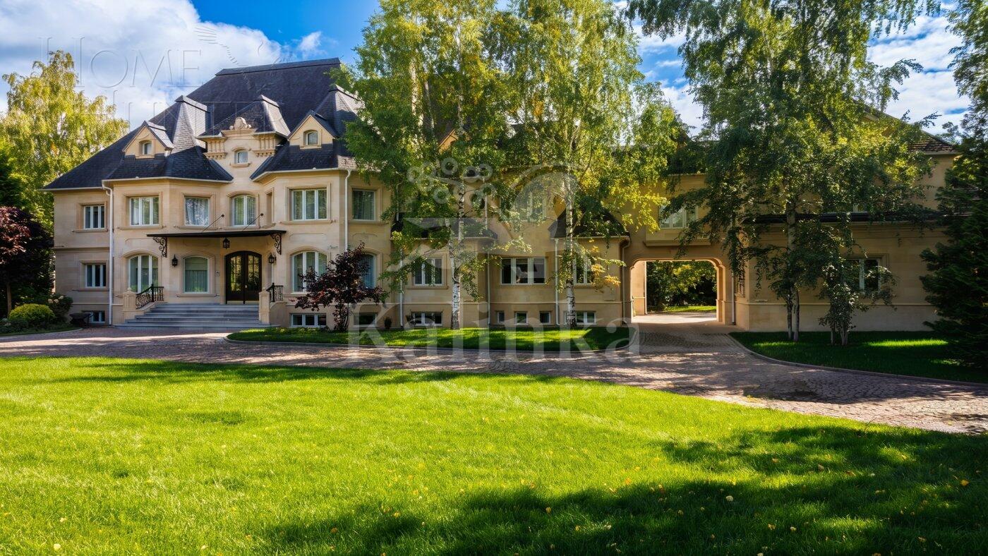 2-этажный коттедж 1 350 м² с отделкой
