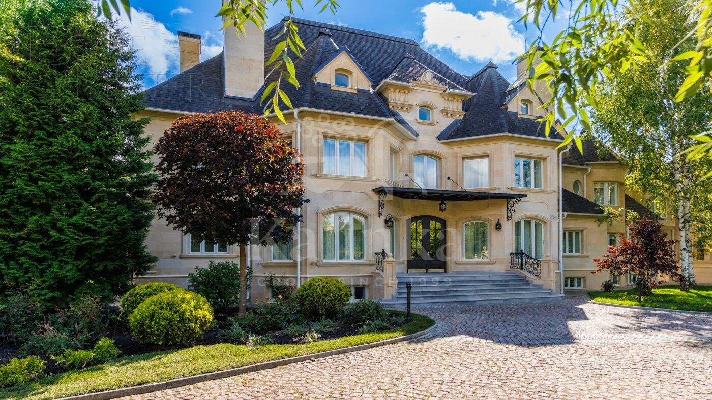 2-этажный коттедж 1 350 м² с отделкой