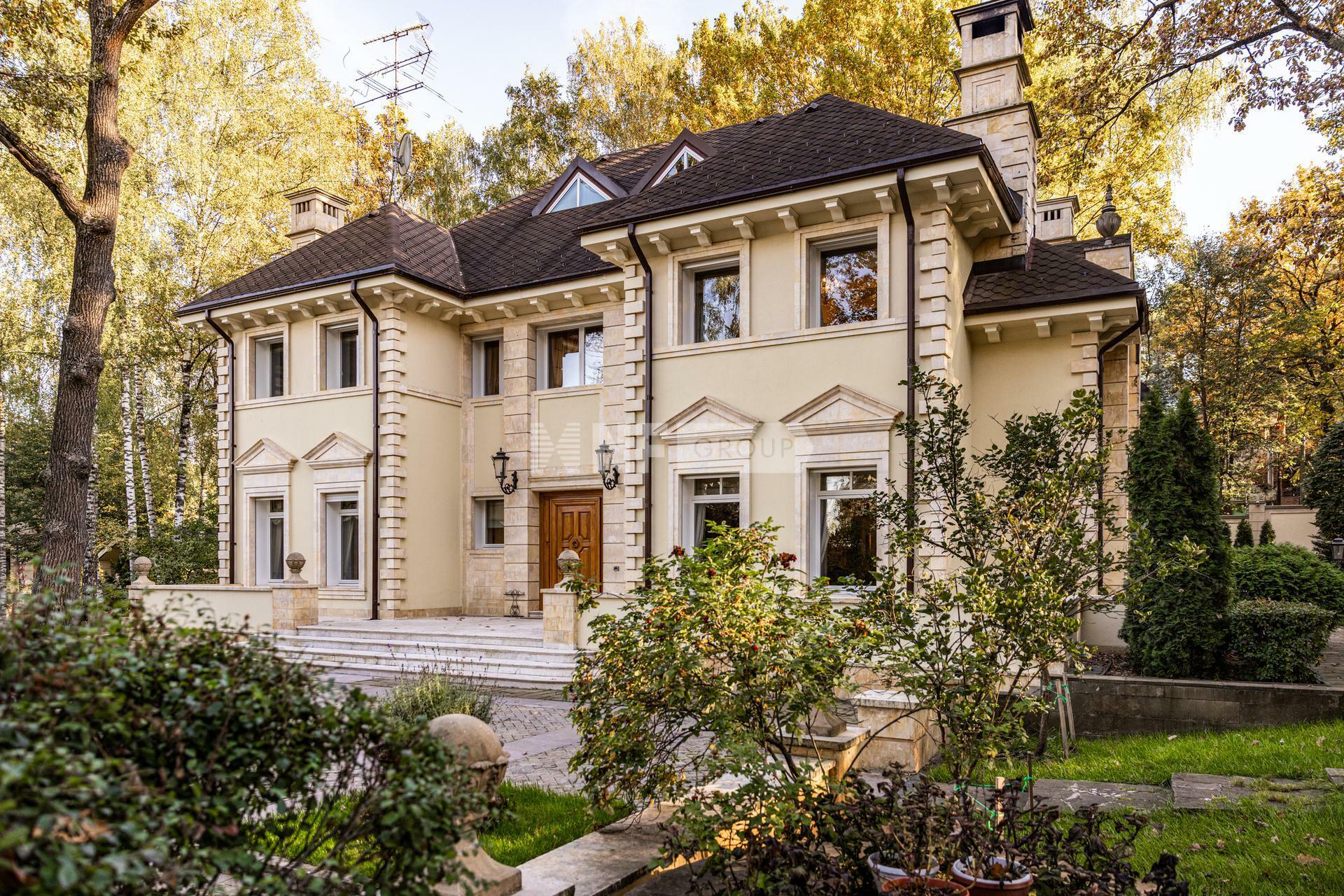 3-этажный коттедж 1 300 м² с отделкой