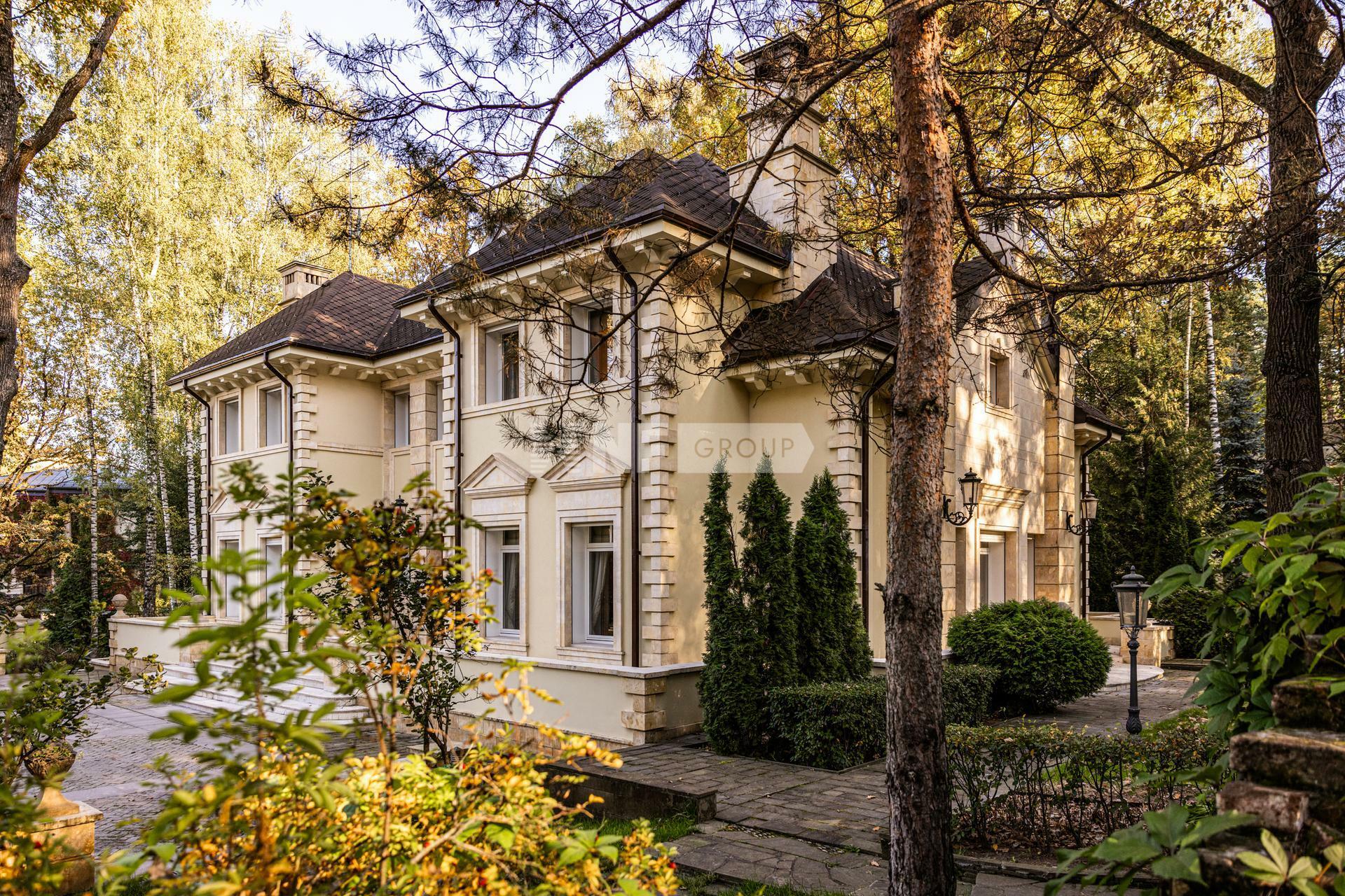 3-этажный коттедж 1 300 м² с отделкой