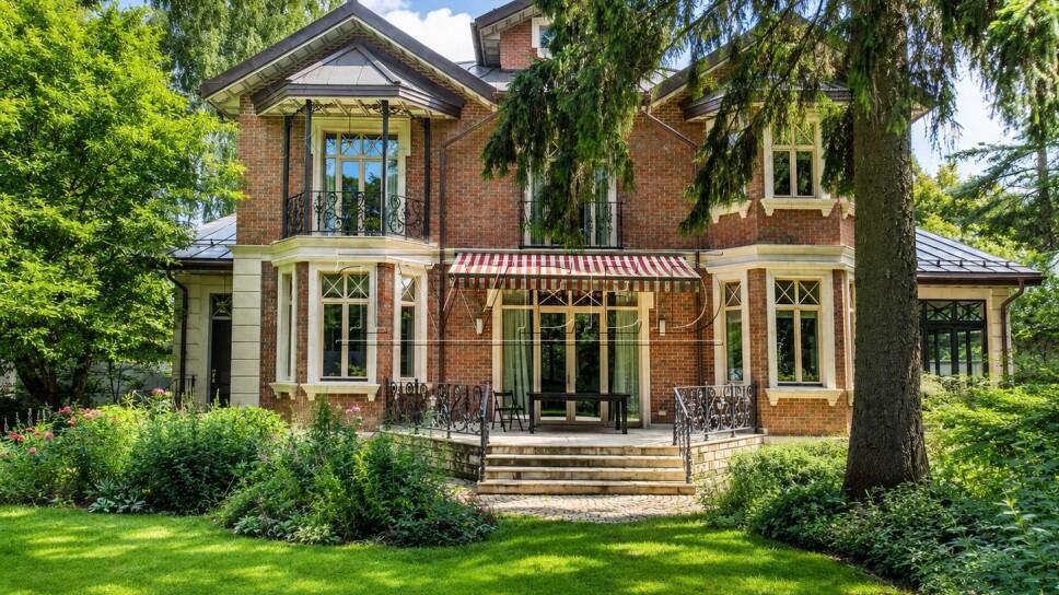 3-этажный коттедж 350 м² с отделкой