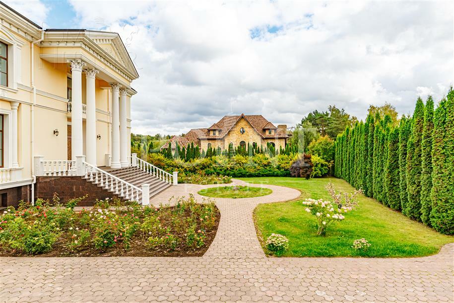 2-этажный коттедж 3 000 м² с отделкой