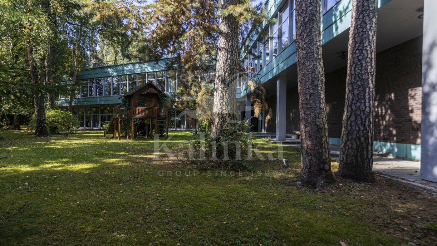 3-этажный коттедж 1 500 м² с отделкой