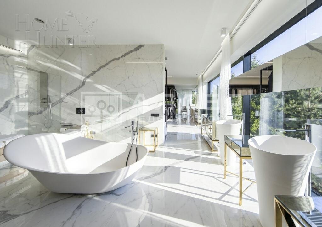 3-этажный коттедж 2 300 м² с отделкой