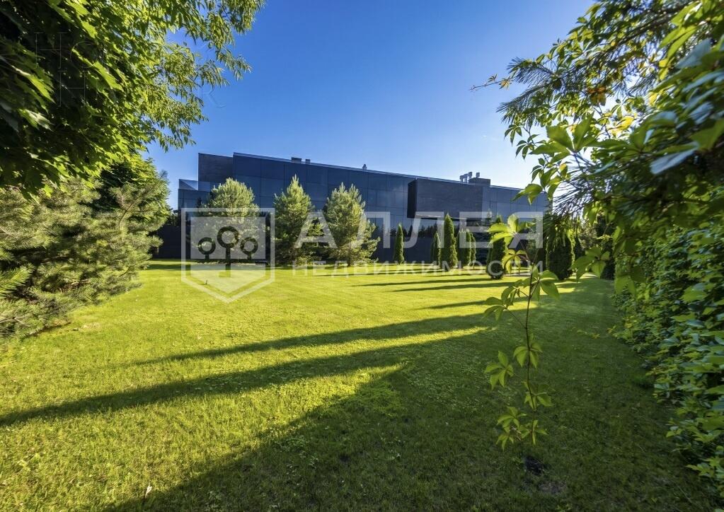 3-этажный коттедж 2 300 м² с отделкой