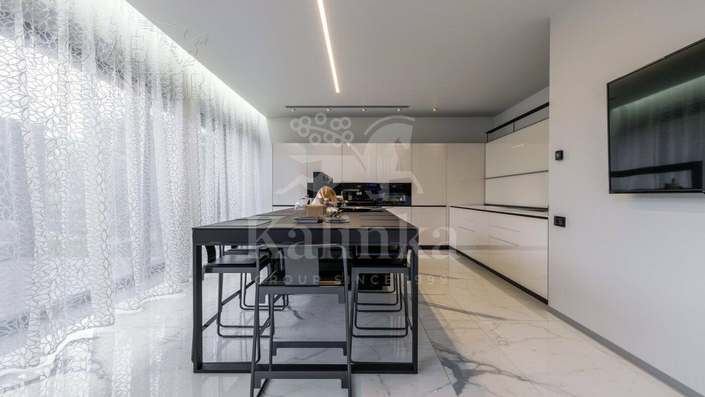 3-этажный коттедж 2 300 м² с отделкой