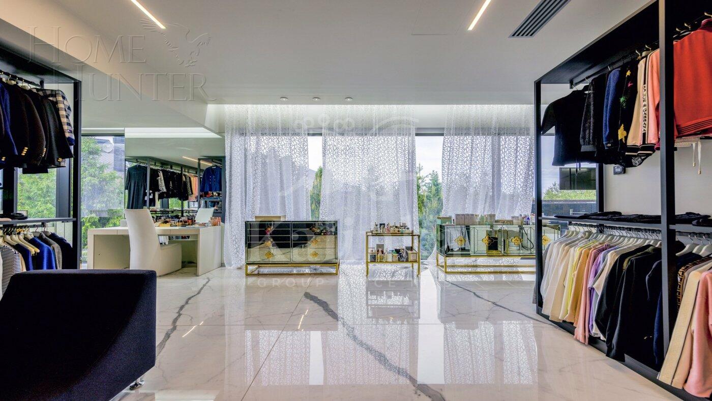 3-этажный коттедж 2 300 м² с отделкой