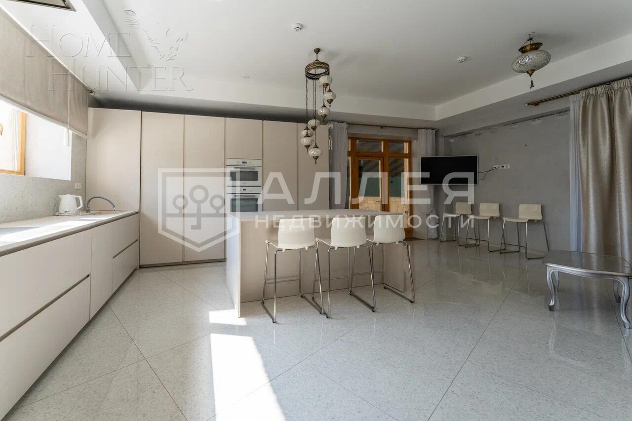2-этажный коттедж 1 300 м² с отделкой