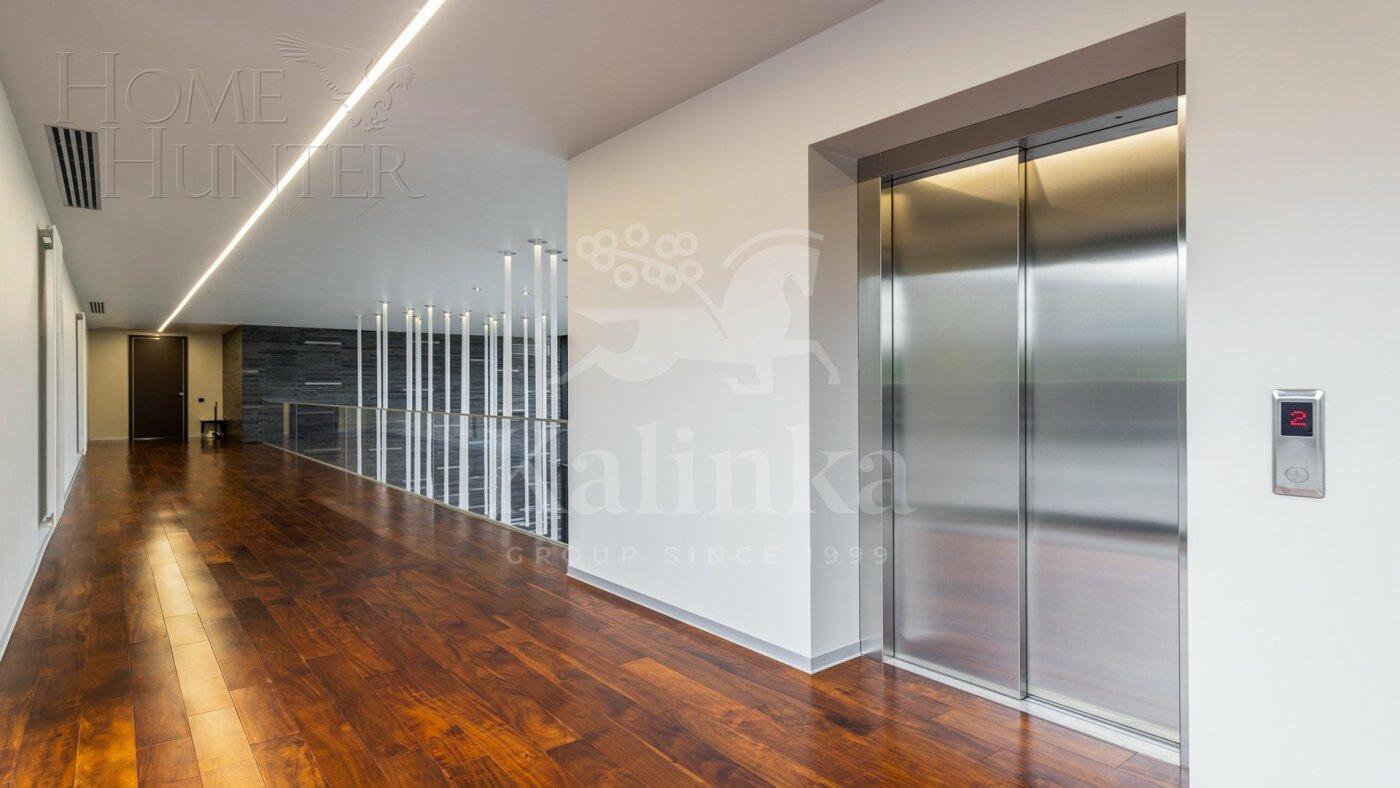 3-этажный коттедж 2 300 м² с отделкой