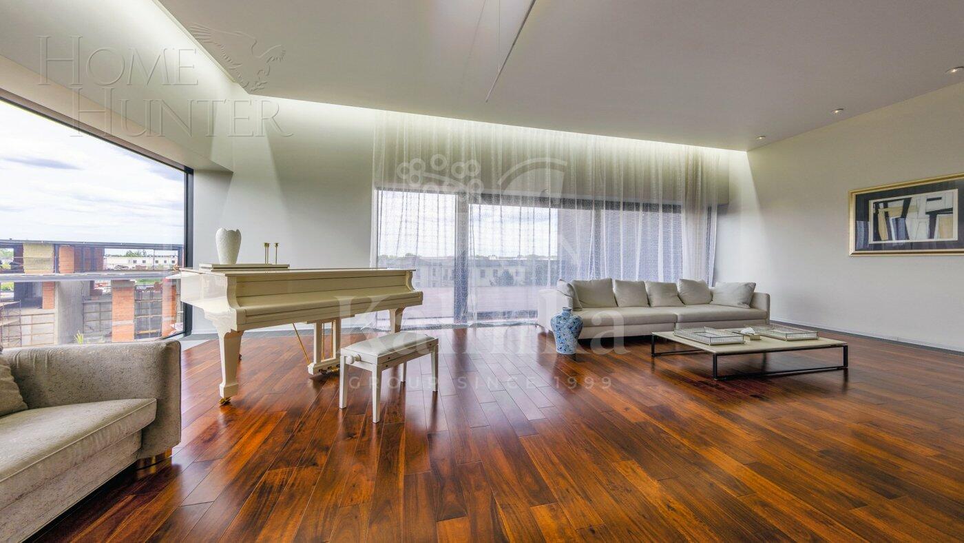 3-этажный коттедж 2 300 м² с отделкой