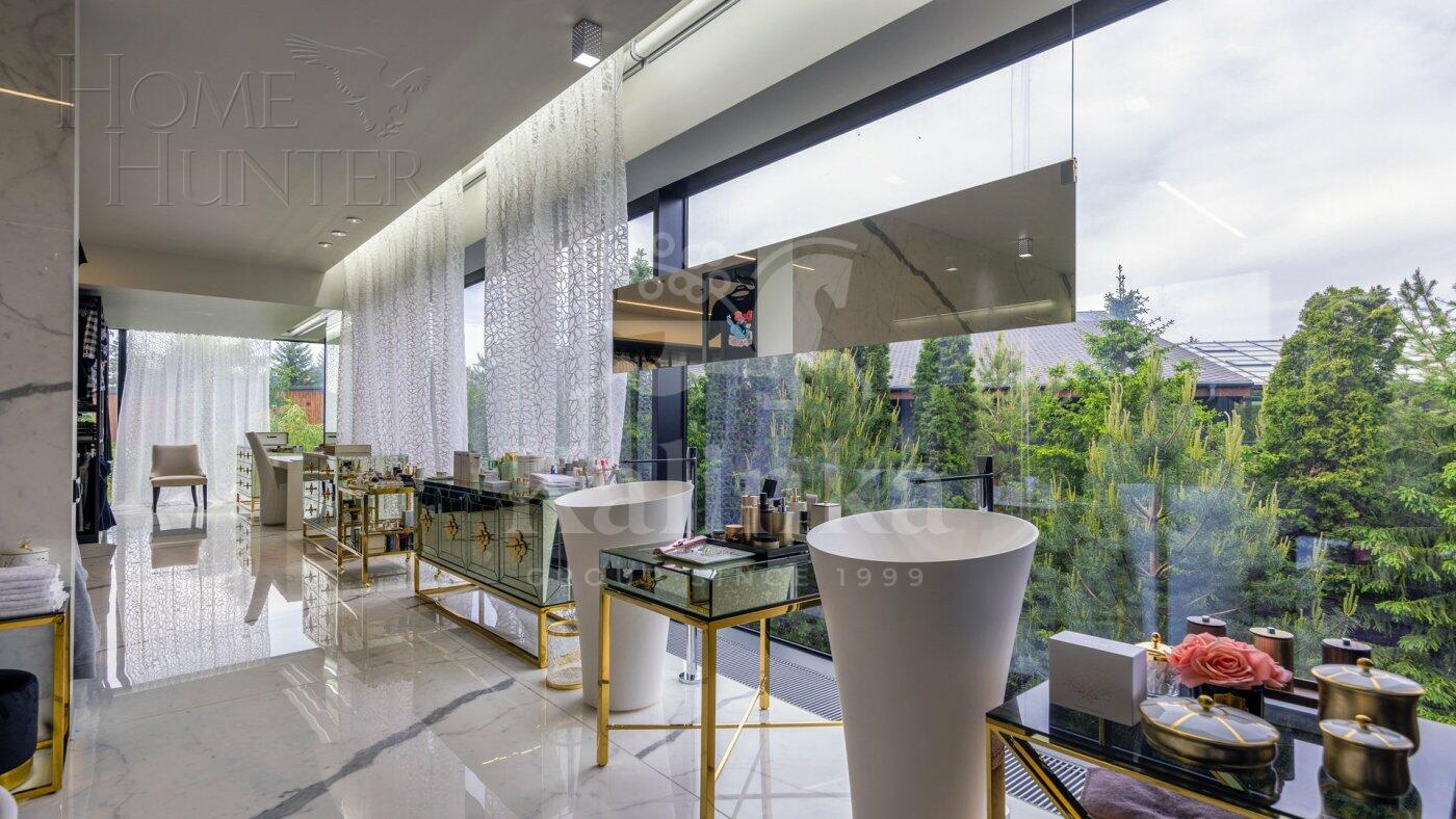 3-этажный коттедж 2 300 м² с отделкой