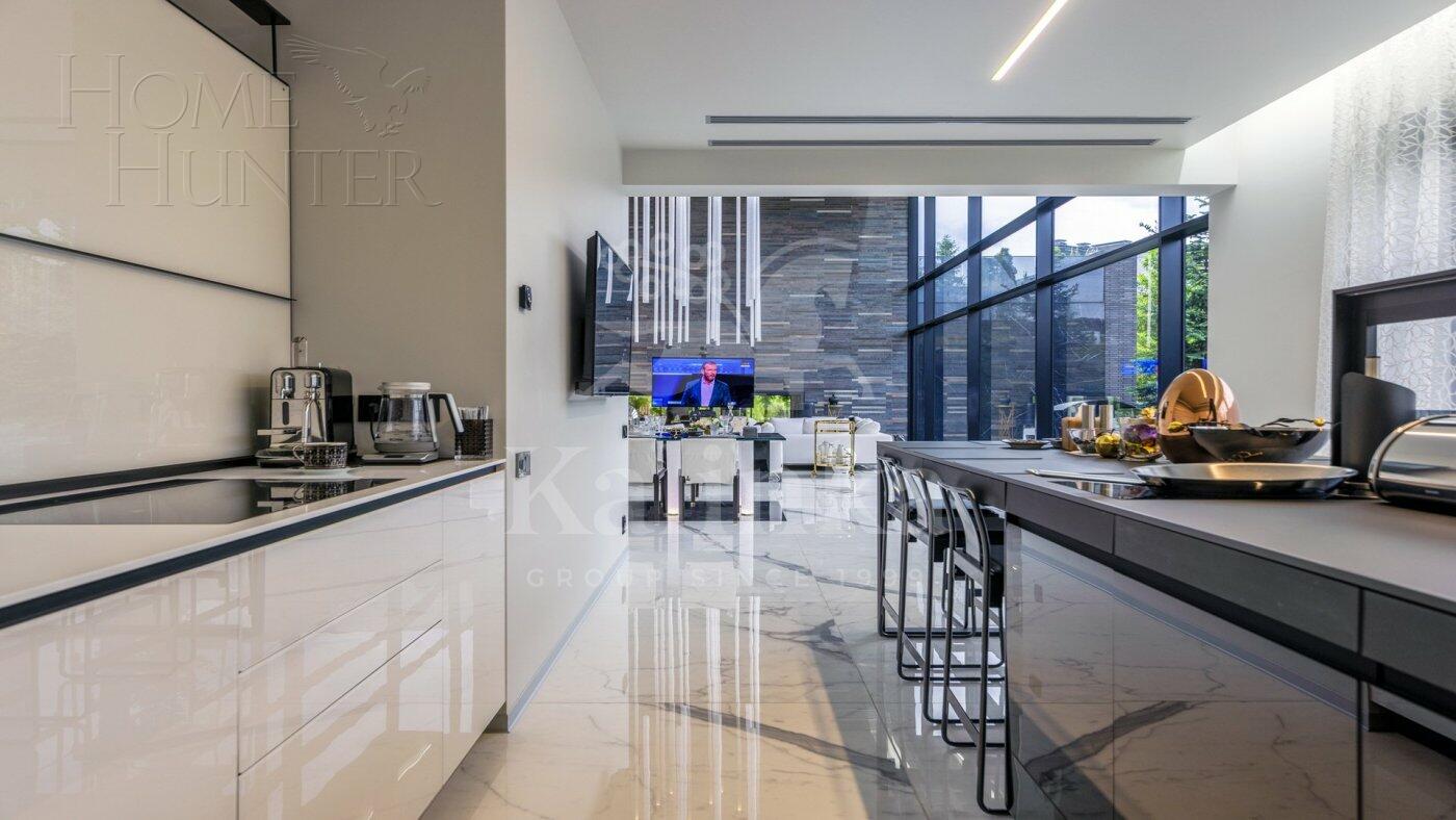 3-этажный коттедж 2 300 м² с отделкой