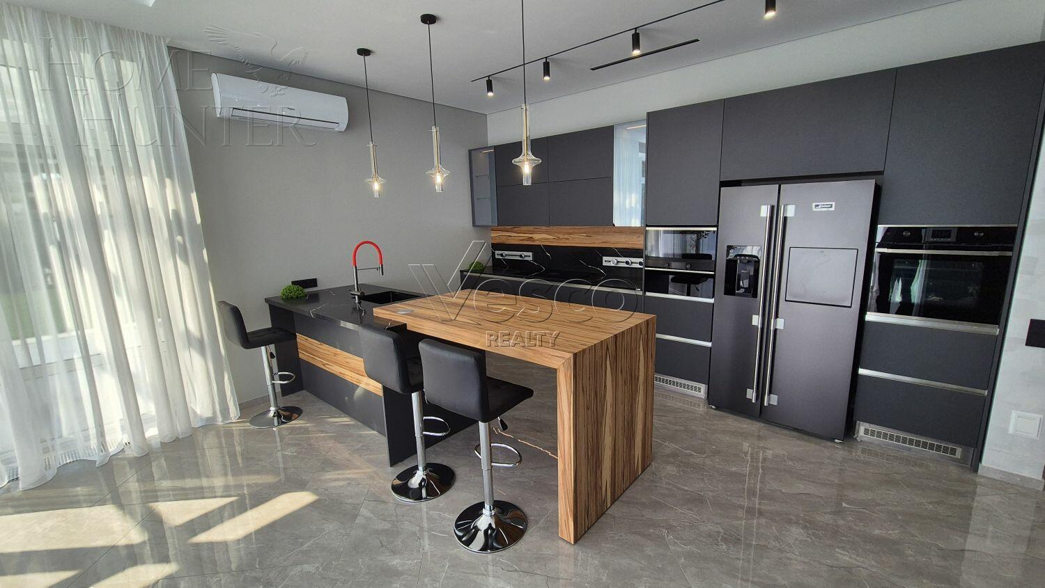 3-этажный коттедж 600 м² с отделкой