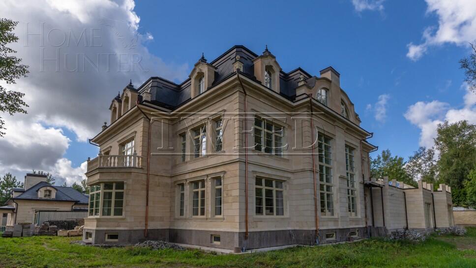 3-этажный коттедж 1 900 м² без отделки
